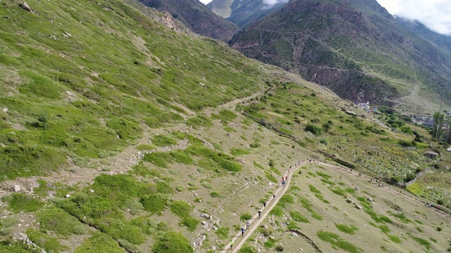 美丽的山峡和奔跑的人们。高加索山脉。俄罗斯视频素材