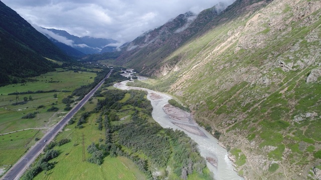 这个山峡被河流和公路切断了。高加索山脉。俄罗斯视频素材