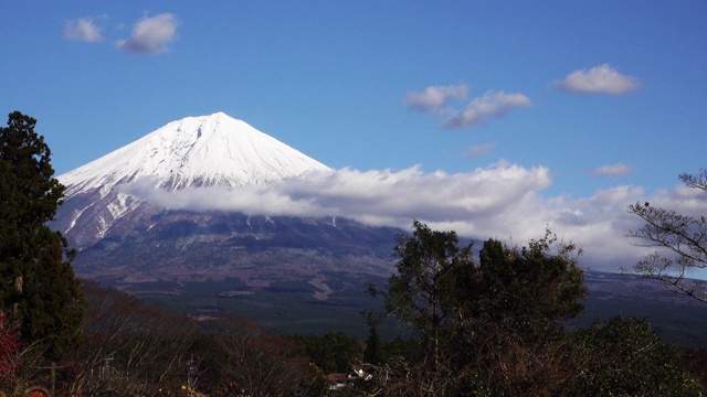 4K时光流逝，蓝天白云的富士山。视频素材