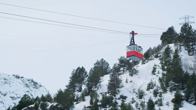 滑雪胜地的红色缆车舱。冬天的风景视频素材