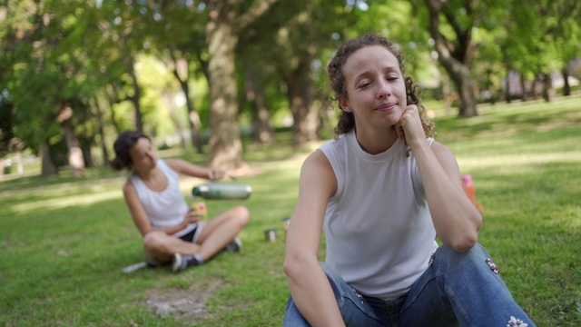 年轻女子在自然中放松视频素材