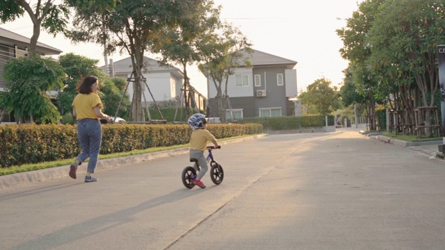 男孩和妈妈一起骑自行车视频素材