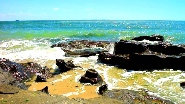 美丽的景色和海滩上的岩石和海浪视频素材