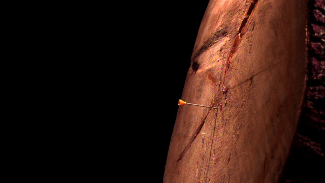 飞镖打在圆木上。视频素材