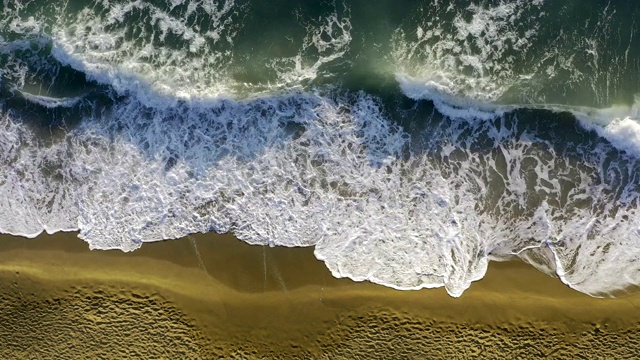 汹涌的海浪在空旷的海滩上视频素材