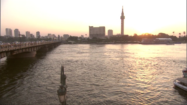 交通通过一座横跨河流的桥。视频素材