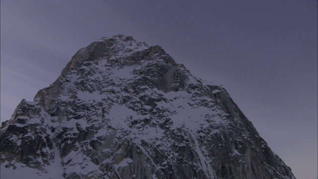 雪尘高耸在冰川的山峰上。视频素材