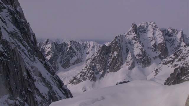 厚厚的积雪覆盖了高耸的冰川山峰。视频素材