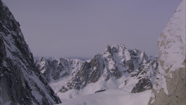 厚厚的积雪覆盖着冰川山谷。视频素材