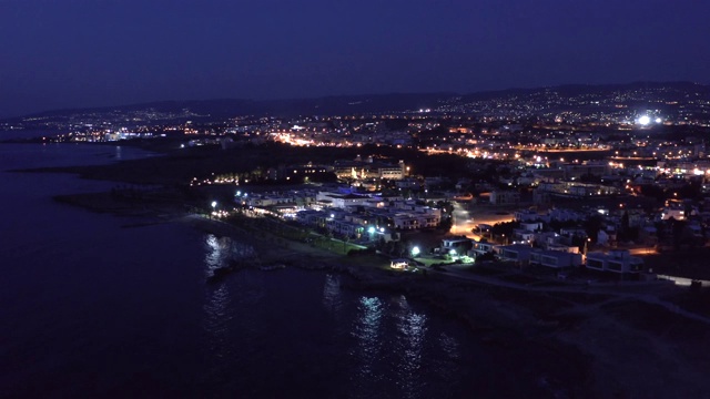 鸟瞰图帕福斯堤岸或步行街在晚上与城市灯光在海水反射。著名的塞浦路斯地中海度假胜地视频素材