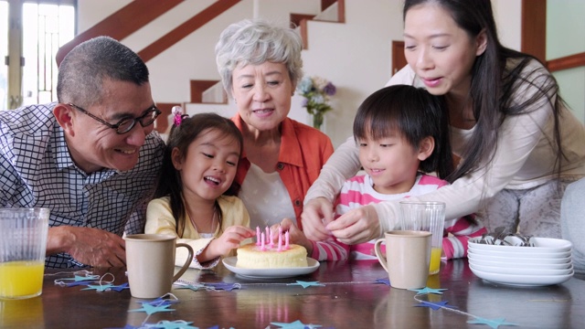 多代同堂的中国家庭在家为孩子庆祝生日视频素材