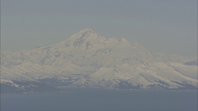 大雪覆盖了阿拉斯加的一座火山。视频素材