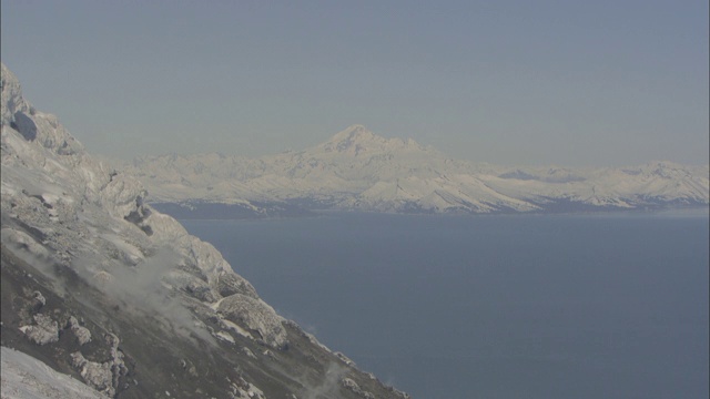 大雪覆盖了阿拉斯加的火山。视频素材