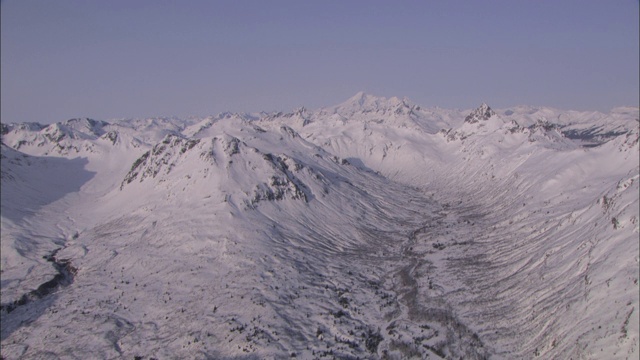 冰川覆盖着崎岖的山峰之间的盆地。视频素材