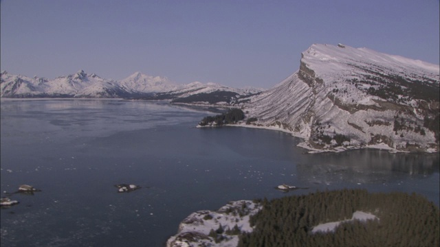 雪山环绕着库克湾。视频素材