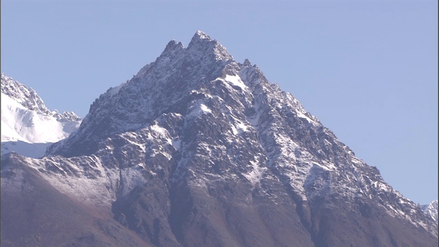 雪花落在岩石嶙峋的山峰上。视频素材