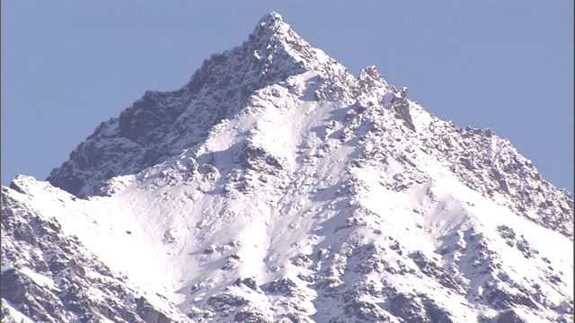 白雪覆盖着陡峭的山峰。视频素材