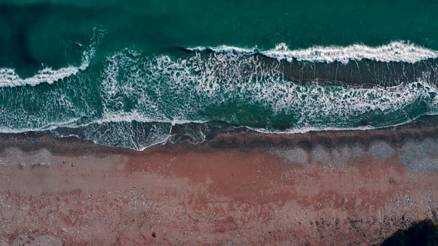 大海和海滩的鸟瞰图视频素材