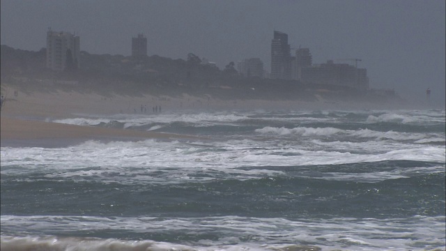 暴风雨中波涛撞击海岸。视频素材