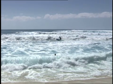 有些冲浪者在夏威夷冲浪。视频素材