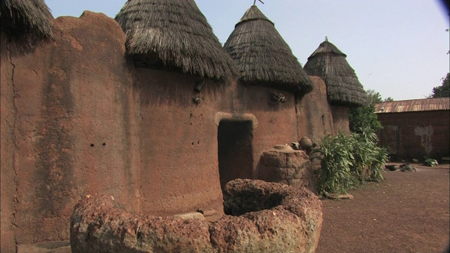 茅草屋顶在土坯建筑物上方形成了一个尖顶。视频素材