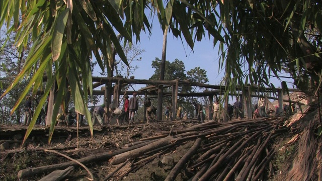 村民们一起建造小屋。视频素材