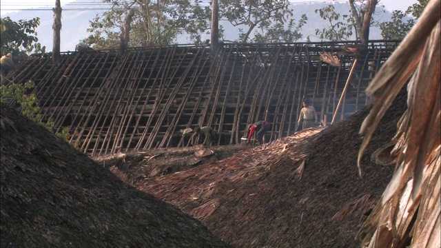 村民们帮助建造一个新小屋。视频素材