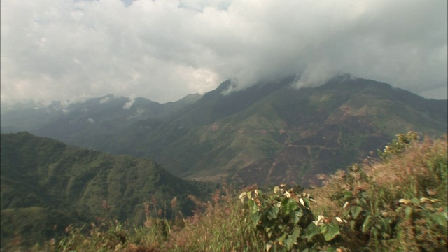 云漂浮在印度的一座山峰上。视频素材