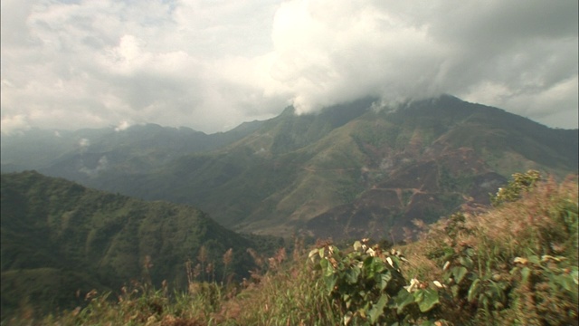 在印度，云飘过一座山。视频素材