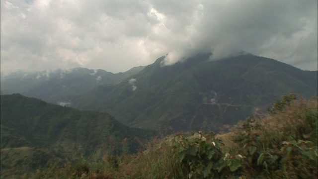 在印度，云覆盖着一座山峰。视频素材