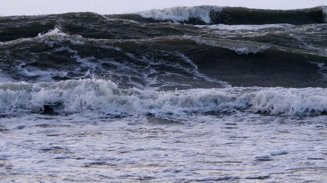 极其巨大的海浪冲击海岸，太平洋美丽的海浪。超级慢动作。暴风雨中的海浪。强烈的海洋热带飓风。全球变暖。恶劣天气气旋飓风风。视频素材