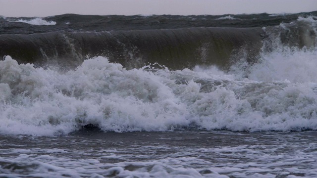 极其巨大的海浪冲击海岸，太平洋美丽的海浪。超级慢动作。暴风雨中的海浪。强烈的海洋热带飓风。全球变暖。恶劣天气气旋飓风风。视频素材