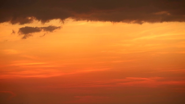 夕阳红了天空和乌云移动流逝的时间流逝视频素材