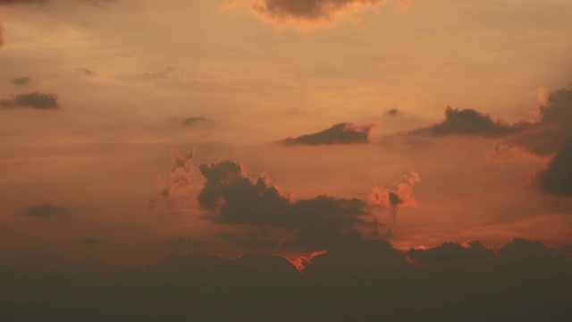 夕阳暗红色的天空和云移动流逝的时间流逝视频素材