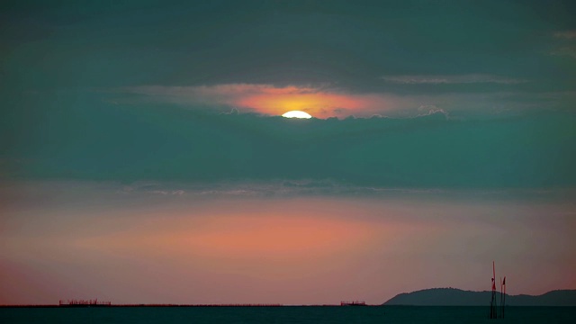 夕阳下的天空回到云上，海上渔船经过的时间流逝视频素材