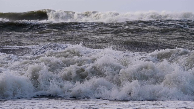 极其巨大的海浪冲击海岸，太平洋美丽的海浪。超级慢动作。暴风雨中的海浪。强烈的海洋热带飓风。全球变暖。恶劣天气气旋飓风风。视频素材