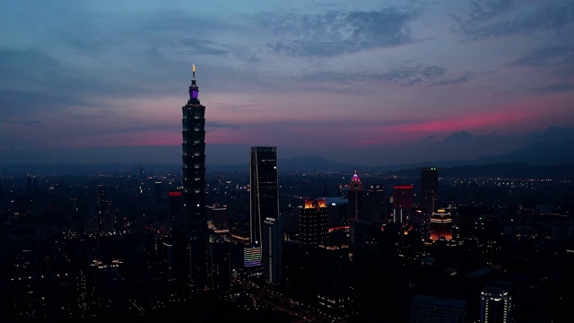 台北商务区夜间鸟瞰图视频素材