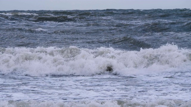 极其巨大的海浪冲击海岸，太平洋美丽的海浪。超级慢动作。暴风雨中的海浪。强烈的海洋热带飓风。全球变暖。恶劣天气气旋飓风风。视频素材