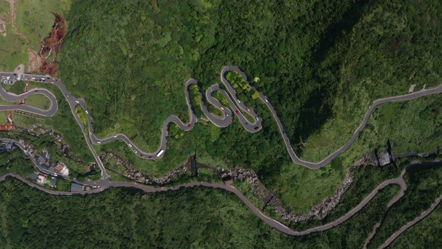 在台湾台北市附近的新北市基隆山金水高速公路上行驶的汽车鸟瞰图视频素材