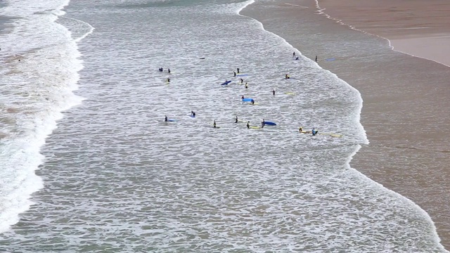 英国北康沃尔毛根波思海滩的冲浪者视频素材