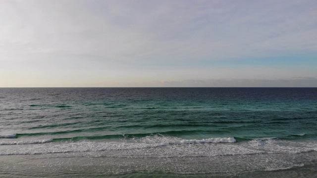 在佛罗里达海湾沿岸翻滚的海浪。视频素材