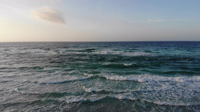 在佛罗里达海湾沿岸翻滚的海浪。视频素材