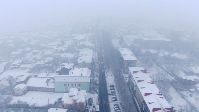 降雪中的小镇鸟瞰图。暴雪。暴风雪。视频素材