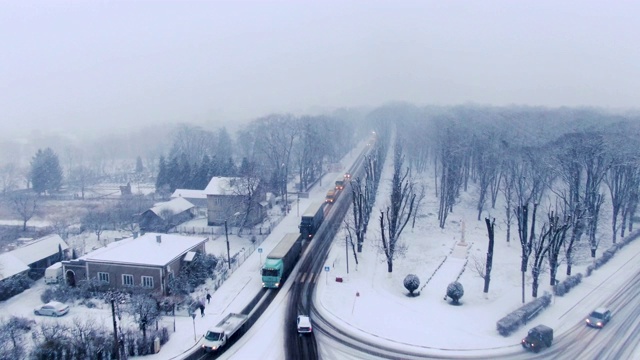 降雪中的小镇鸟瞰图。暴雪。暴风雪。视频素材