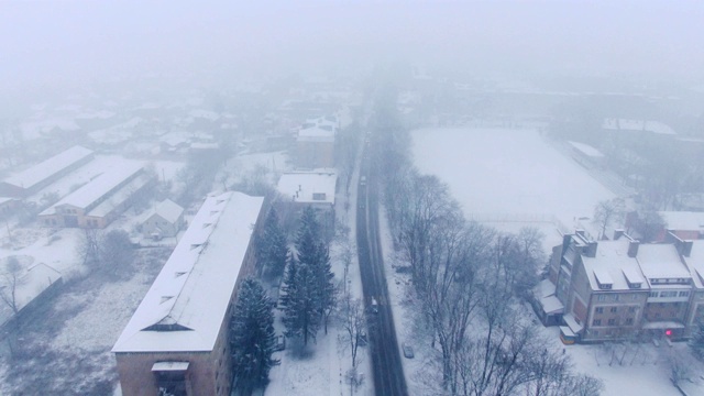 降雪中的小镇鸟瞰图。暴雪。暴风雪。视频素材