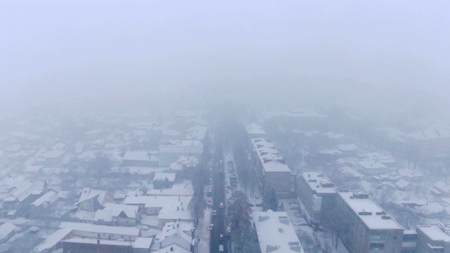 降雪中的小镇鸟瞰图。暴雪。暴风雪。视频素材