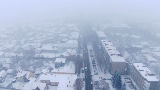 降雪中的小镇鸟瞰图。暴雪。暴风雪。视频素材