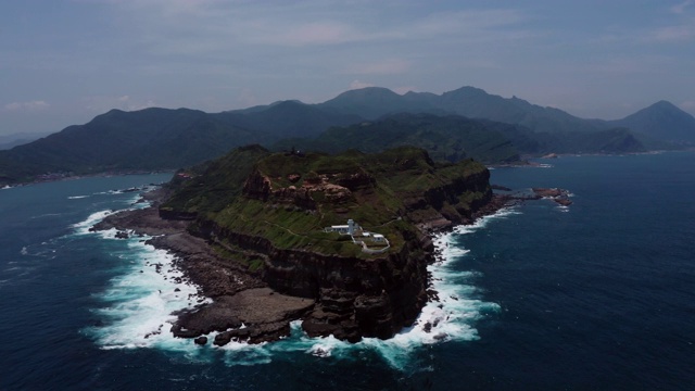 灯塔鸟瞰图在碧头角步道在新台北靠近台北，台湾视频素材