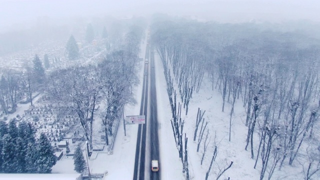 降雪中的小镇鸟瞰图。暴雪。暴风雪。视频素材