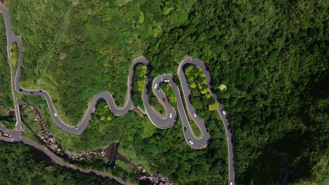 在台湾台北市附近的新北市基隆山金水高速公路上行驶的汽车鸟瞰图视频素材